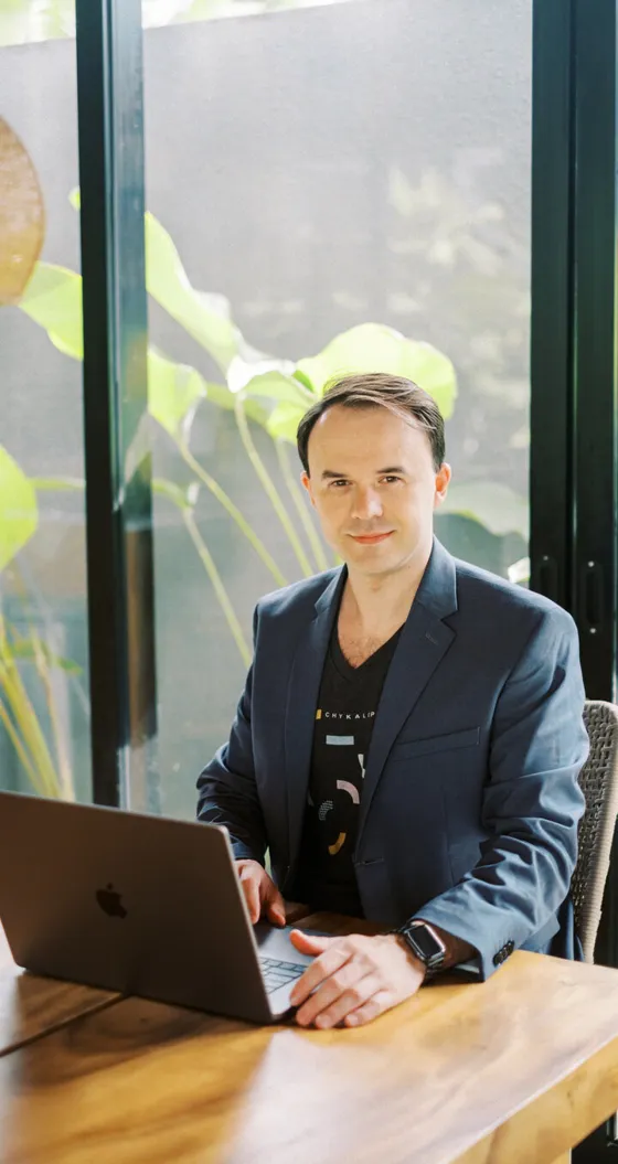 Peter Krzyzek at his laptop